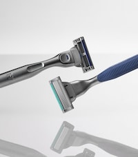 Pivoting Low-Cost Razors Image 1