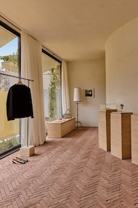 Distinctive Luxury Retail Spaces Image 4