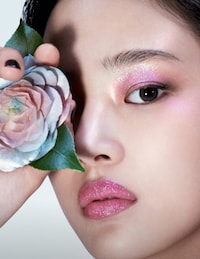 Floral High-End Makeup Capsules Image 2