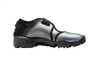 Metallic-Tinged Split-Toe Footwear Image 4