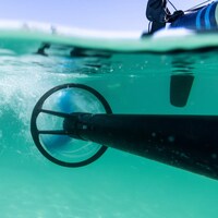 Slender Battery-Powered Outboard Motors Image 5