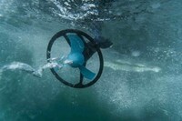 Slender Battery-Powered Outboard Motors Image 8