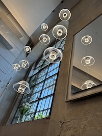 Physics-Based Artful Light Capsules