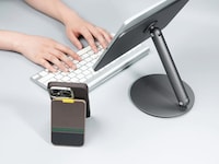 Magnetic Kevlar Smartphone Wallets Image 5