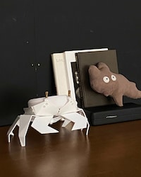 Origami-Inspired Speaker Holders Image 4