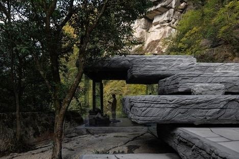 Stone-Like Discreet Glass Viewpoints