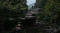 Stone-Like Discreet Glass Viewpoints Image 3
