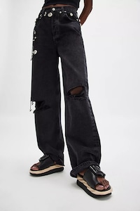 Unique Platform-Style Sandals Image 2