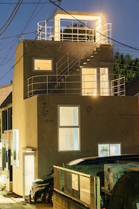 Cave-Like Exposed Concrete Homes Image 3