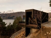 Cabin-Conjoined Singular Retreats Image 1