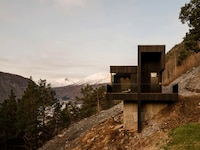 Cabin-Conjoined Singular Retreats Image 2