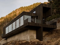 Cabin-Conjoined Singular Retreats Image 3
