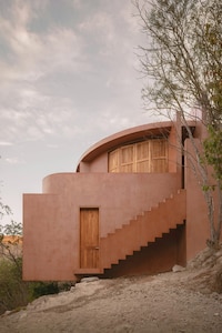 Crab-Like Coastal Residences Image 2