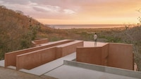 Crab-Like Coastal Residences Image 3