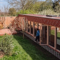 Elongated London Courtyard Houses Image 3