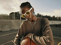 Collaborative AI-Powered Sunglasses Image 4