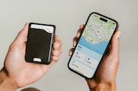 Trackable Magnetic Smartphone Wallets