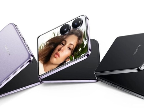 Flagship-Grade Folding Smartphones