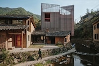 Color-Shifting Art Museums Image 3