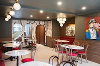 French-inspired Stake Restaurant Designs Image 4