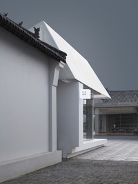 All-White Contemporary Retail Designs Image 2