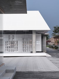 All-White Contemporary Retail Designs Image 3