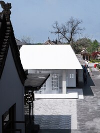 All-White Contemporary Retail Designs Image 4