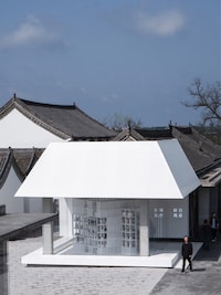 All-White Contemporary Retail Designs Image 5