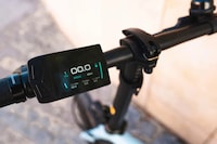 Diminutive Dual-Speed Electric Bikes Image 3