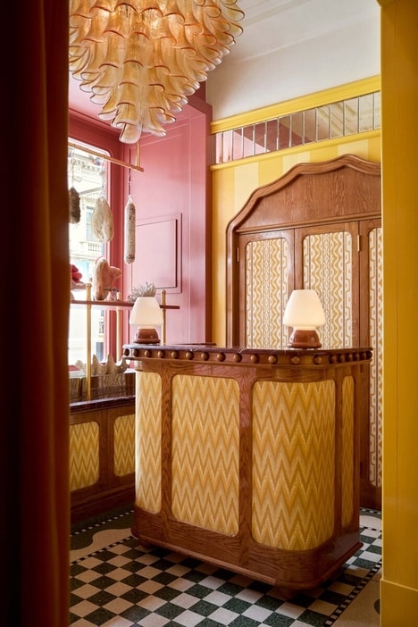 Venetian-Style Eatery Designs