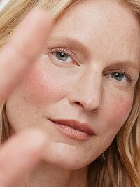 Skin-Blurring Powder Blushes Image 3