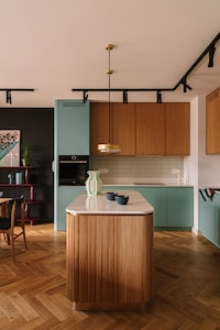 Retro-Rich Krak&oacute;w Apartment Image 2