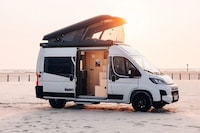 Pop-Up Multi-Room Camper Vans Image 2