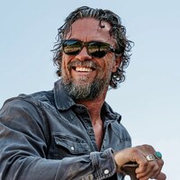 Classic Sporty Sunglasses Image 5