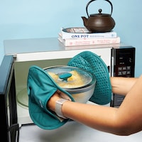 Circular Oven Mitts Image 1