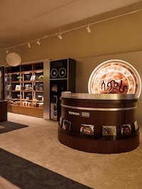 Pop-Up Vinyl Listening Caf&eacute;s Image 4