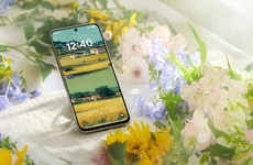 Hybrid E-Paper Display Smartphones