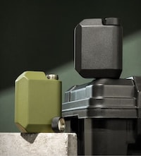Minimalist Metallic EDC Flasks Image 5