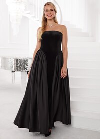 Doll-Inspired Evening Wear Image 3