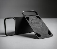 Magnetic Leather Smartphone Faceplates Image 2