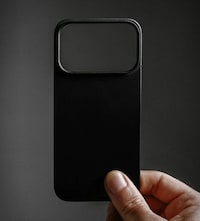 Magnetic Leather Smartphone Faceplates Image 4