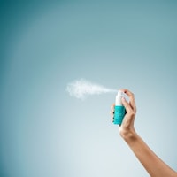 Non-Aerosol Dry-Styling Powders Image 3