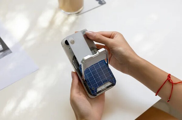 Solar-Powered Power Bank Wallets : power bank wallet