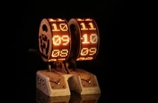 Flowing Light Clocks