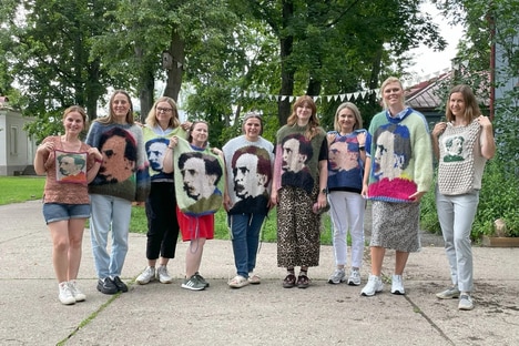 Artist-Commemorating Knitting Initiatives