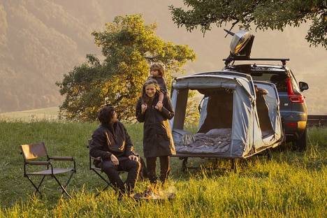 Hitch-Mounted Vehicle Tents