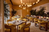 Golden-Hour Caf&eacute; Interiors