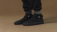 Barefoot-Inspired Winter Footwear Image 2