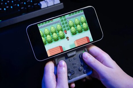Magnetic Mobile Gaming Controllers