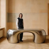 Futuristic Sculptural Desks Image 2